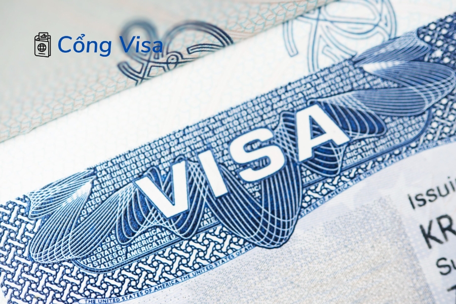 Visa định cư Mỹ cho phép sinh sống lâu dài, trong khi visa không định cư chỉ cấp quyền tạm trú ngắn hạn