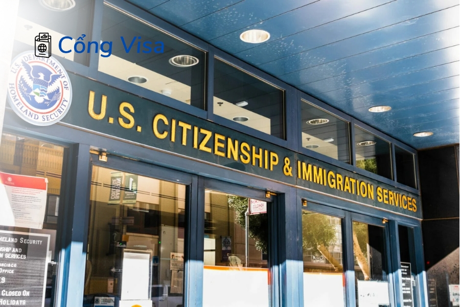 Ứng viên có thể theo dõi tiến độ I-485 qua USCIS online, Contact Center và thông báo tự động