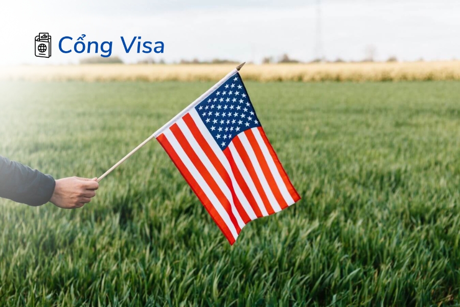 Lá cờ Mỹ có 50 sao và 13 sọc, đã thay đổi thiết kế 27 lần kể từ 1777
