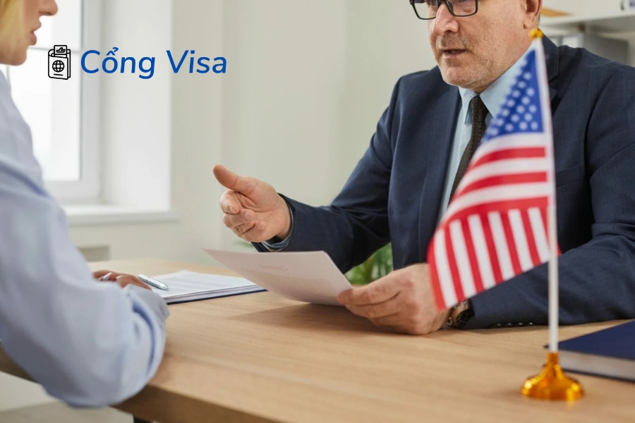 Ứng viên cần nắm rõ hồ sơ và luyện trả lời tiếng Anh ngắn gọn khi phỏng vấn visa