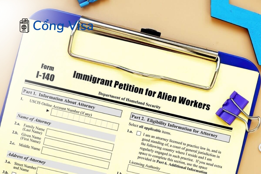 Nhà tuyển dụng nộp đơn I-140 lên USCIS kèm chứng nhận lao động, bằng chứng tài chính và hồ sơ người lao động