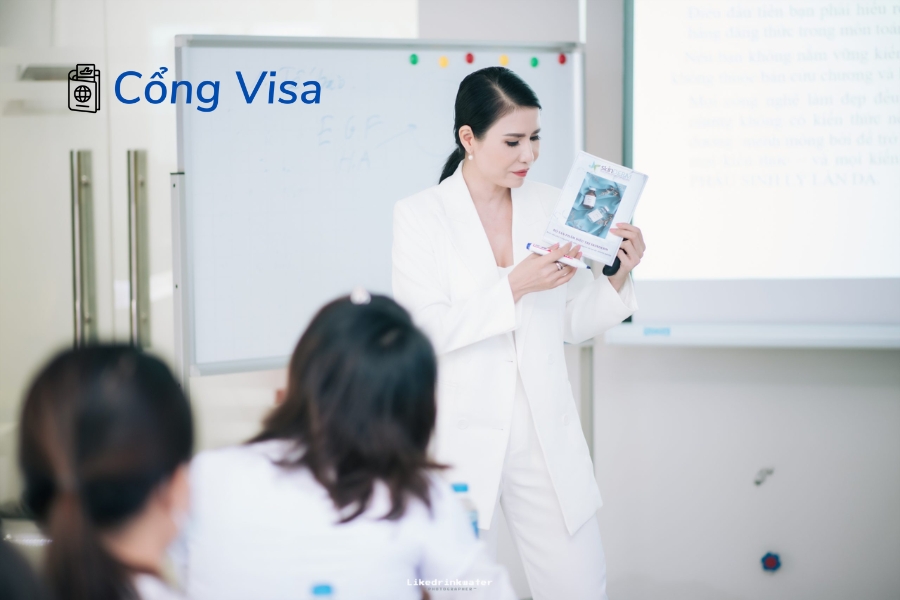 Visa EB2 yêu cầu ứng viên có bằng Thạc sĩ hoặc Cử nhân kèm 5 năm kinh nghiệm chuyên môn